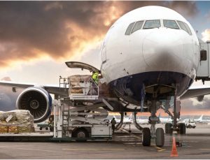 Avion cargo en cours de chargement sur le tarmac