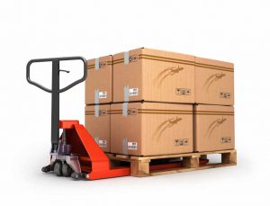 4 boîtes en carton sur un patin sur un camion rouge