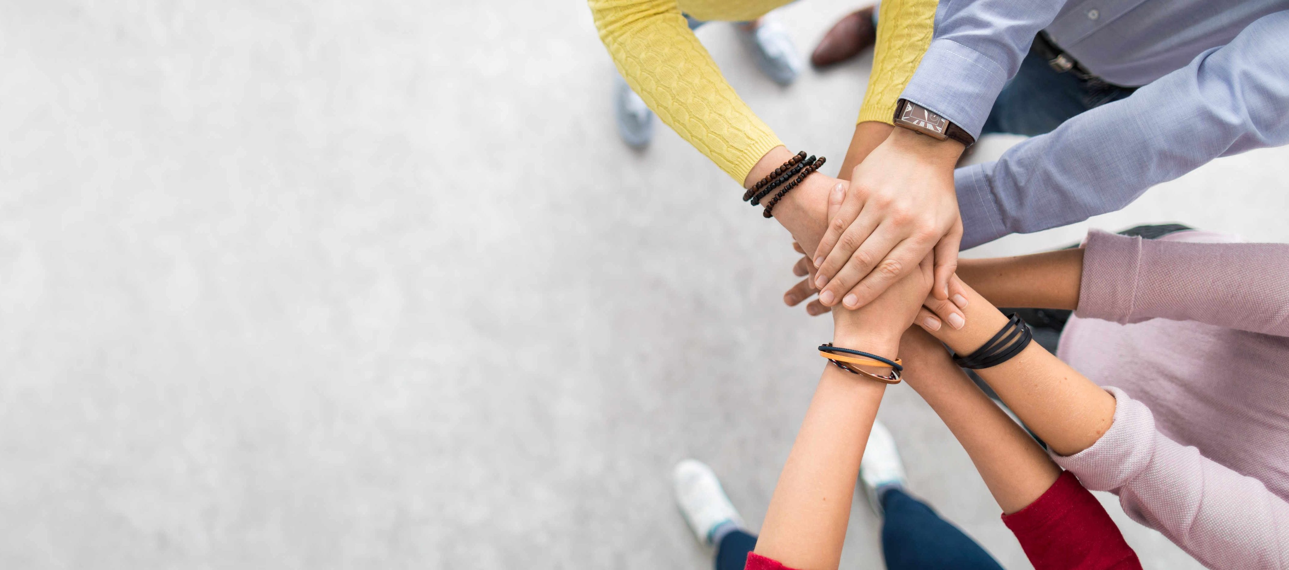 Vue d'en haut de quelques personnes de bureau tenant par la main