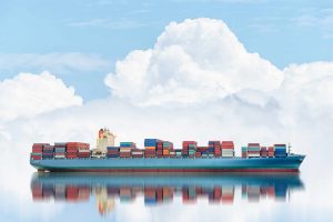 Vue latérale d'un porte-conteneurs entièrement chargé traversant des eaux très calmes avec de grands nuages blancs en arrière-plan